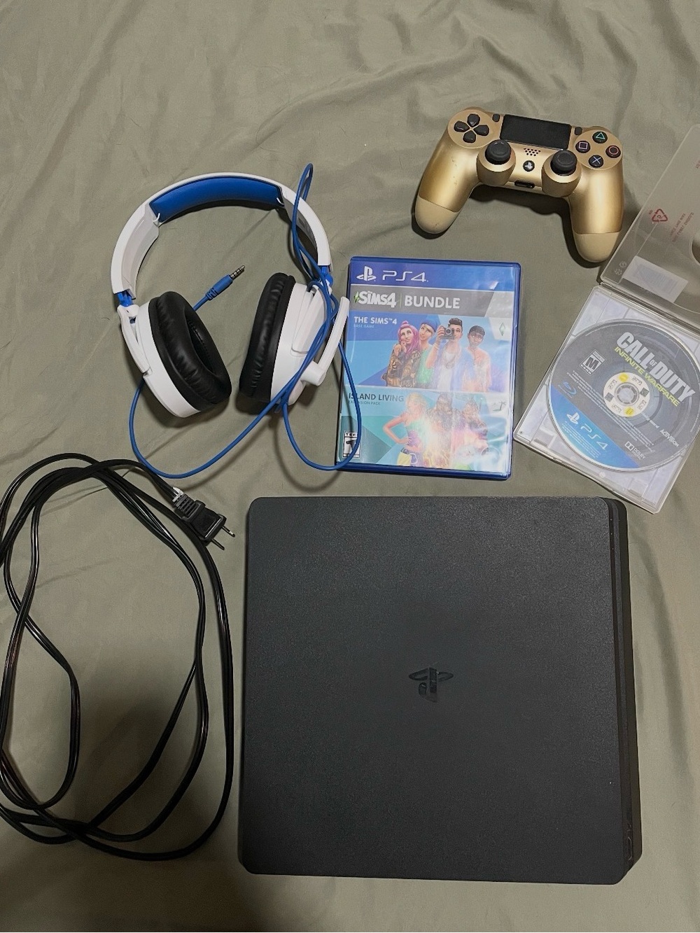 Playstation 4 Console Bundle with Games and Controller